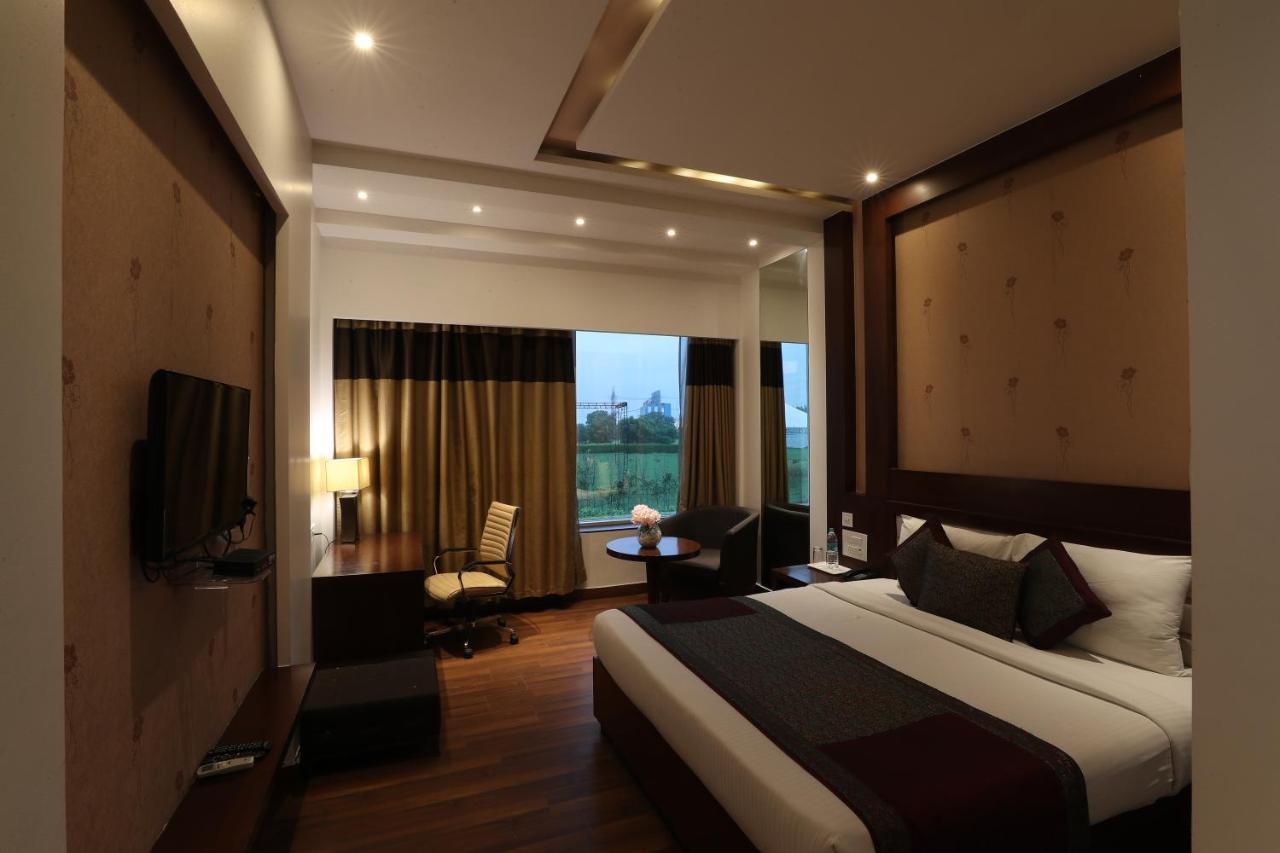 Tivoli Royal Palace Janauli Екстериор снимка