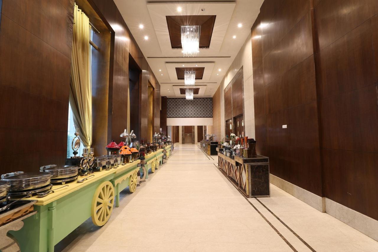 Tivoli Royal Palace Janauli Екстериор снимка