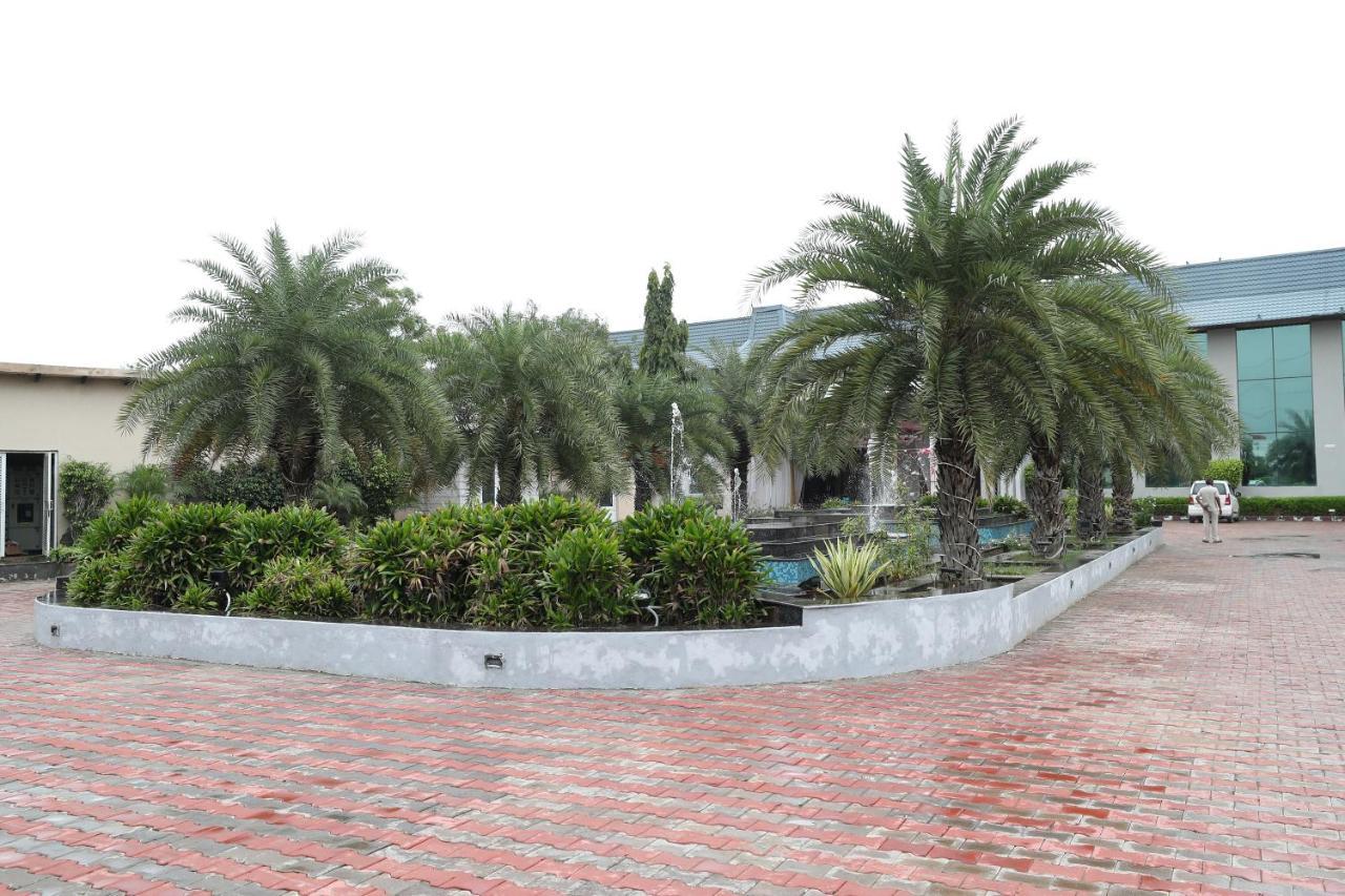 Tivoli Royal Palace Janauli Екстериор снимка