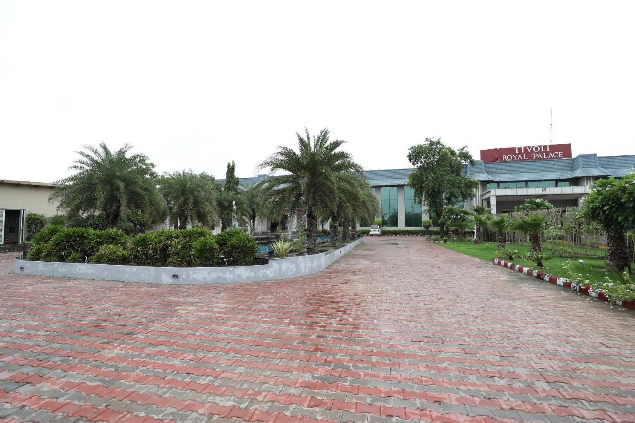 Tivoli Royal Palace Janauli Екстериор снимка