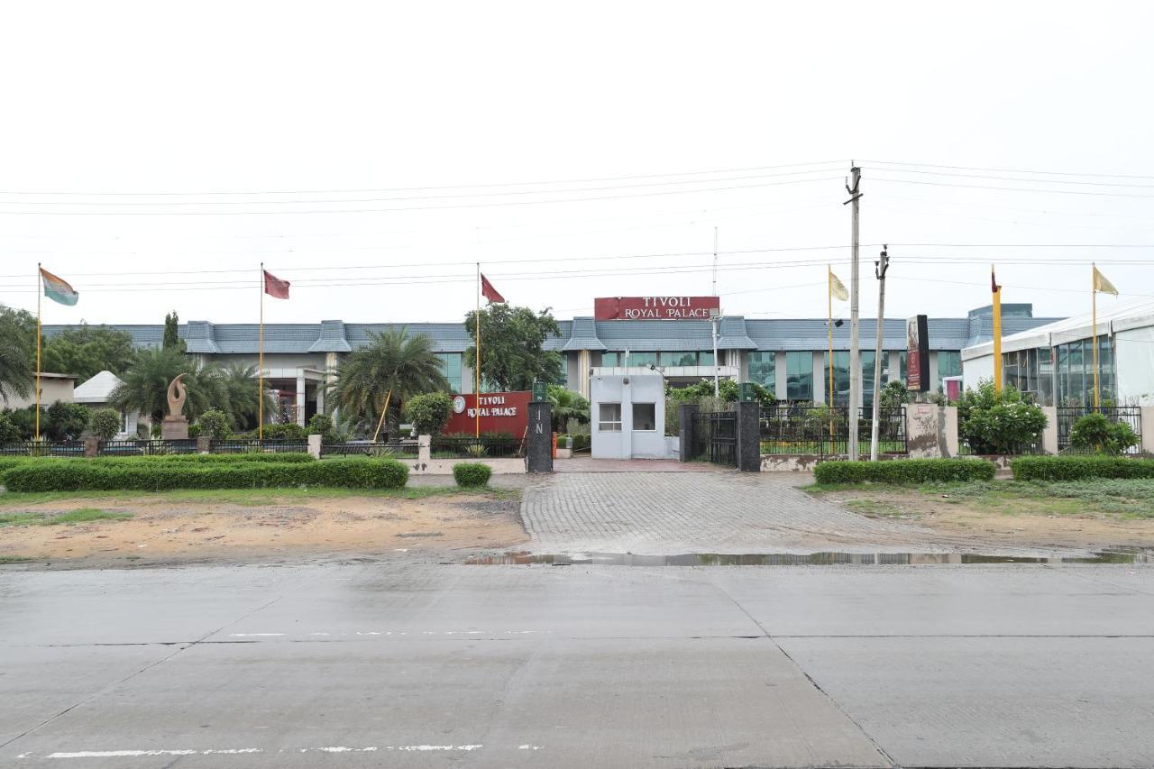 Tivoli Royal Palace Janauli Екстериор снимка