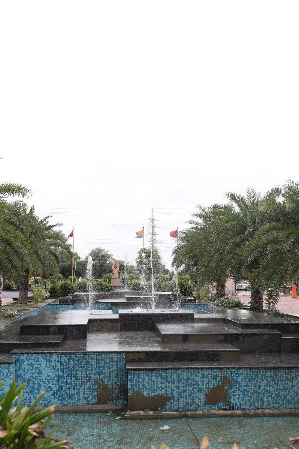 Tivoli Royal Palace Janauli Екстериор снимка