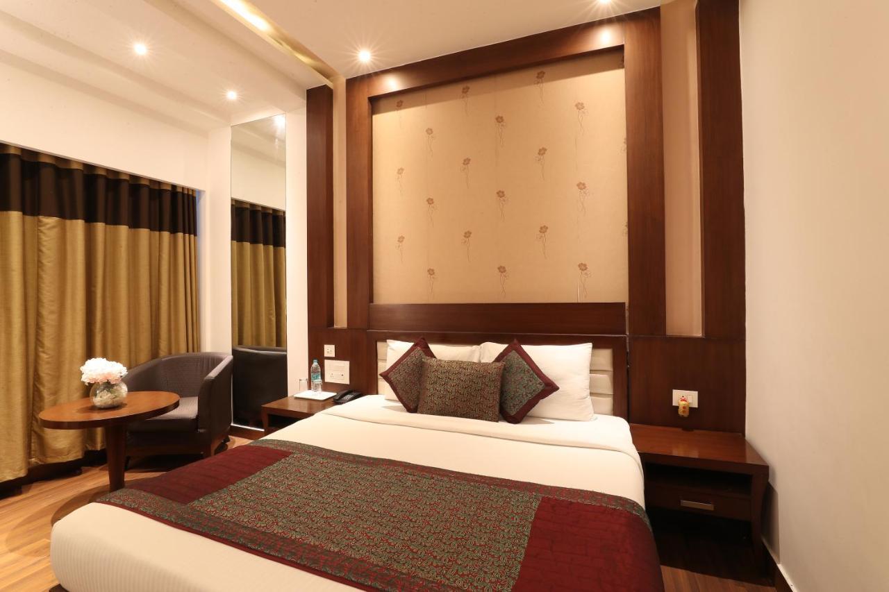 Tivoli Royal Palace Janauli Екстериор снимка