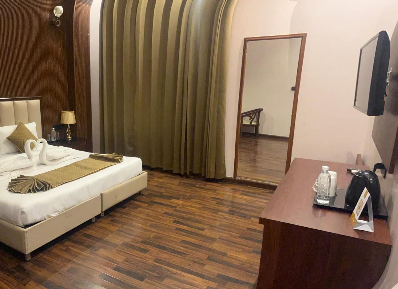 Tivoli Royal Palace Janauli Екстериор снимка