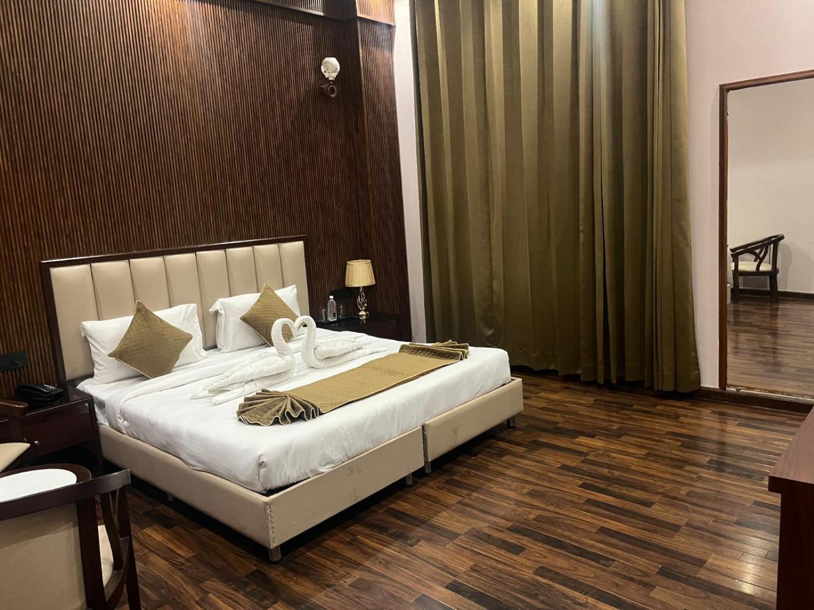 Tivoli Royal Palace Janauli Екстериор снимка